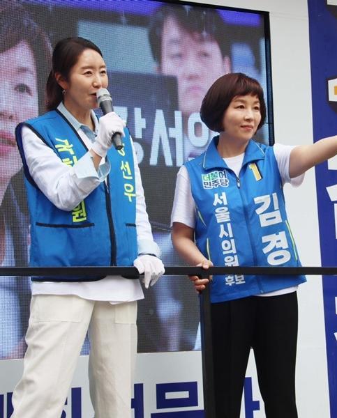 지방선거를 앞둔 2022년 5월 30일 서울 강서구에서 당시 더불어민주당 소속이던 강선우 무소속 의원(왼쪽)이 김경 서울시의원(오른쪽)의 유세 차량에 올라 발언하고 있다. 
사진 출처 강선우 의원 블로그