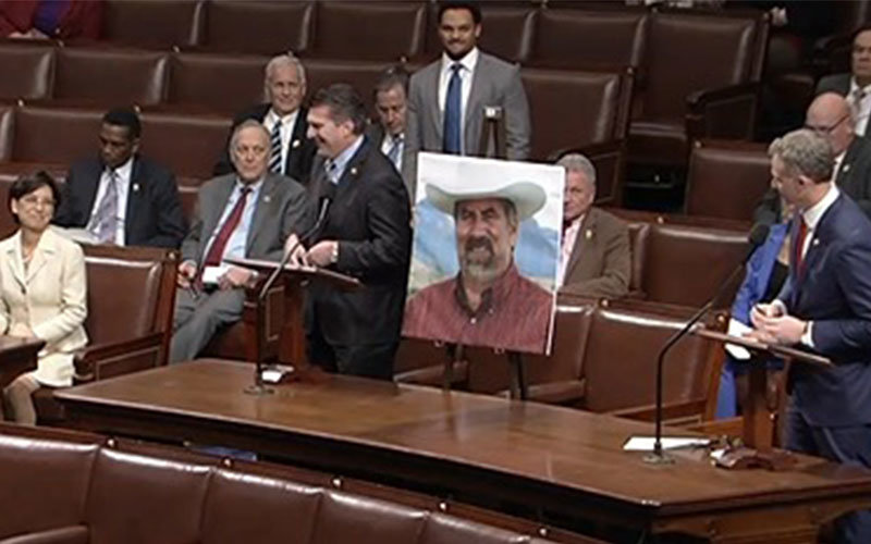 8일(현지시간) 미국 워싱턴DC 국회의사당 하원 본회의장에서 블레이크 무어(공화·유타) 의원이 한국계인 영 김 의원(공화·캘리포니아)에게 한국어로 인사말을 건내고 있다. (사진=미국 의회 영상 기록 갈무리)