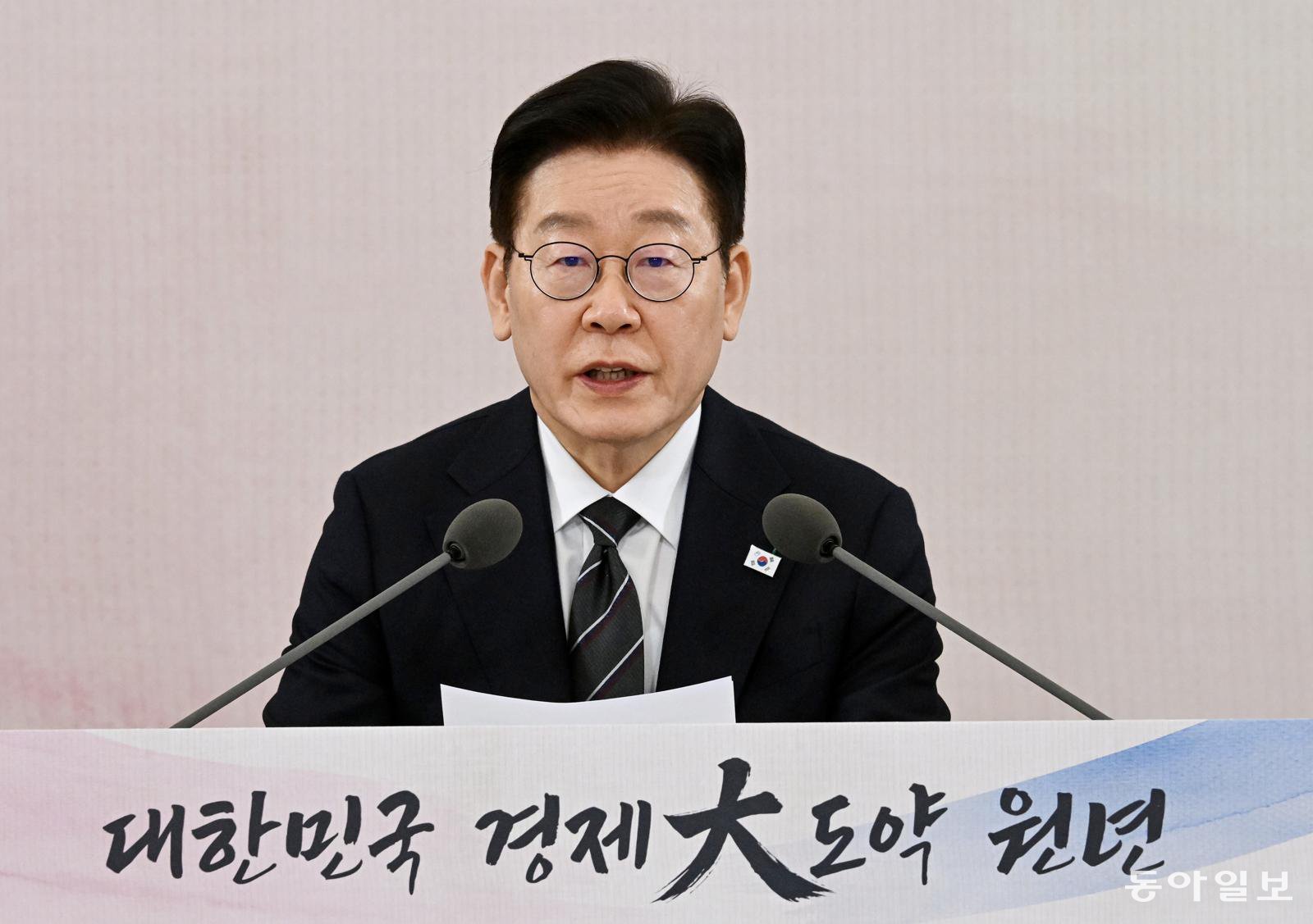 이재명 대통령이 9일 서울 종로구 청와대에서 열린 ‘2026년 경제성장전략’ 국민보고회에서 모두발언을 하고 있다. 2026.1.9 송은석 기자 silverstone@donga.com