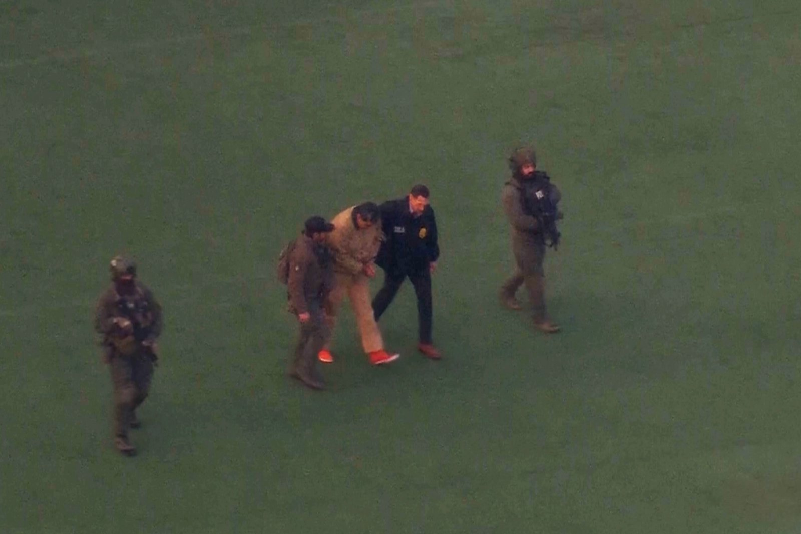 2026년 1월 5일(월) 뉴욕에서 베네수엘라의 니콜라스 마두로 대통령이 맨해튼 연방지방법원으로 이송되기 위해 헬리콥터에 오르고 있다. 방송사 헬기에서 촬영한 모습.  이 장면에서 인물은 말하지 않는다. 보여질 뿐이다. WABC 제공·AP 뉴시스)