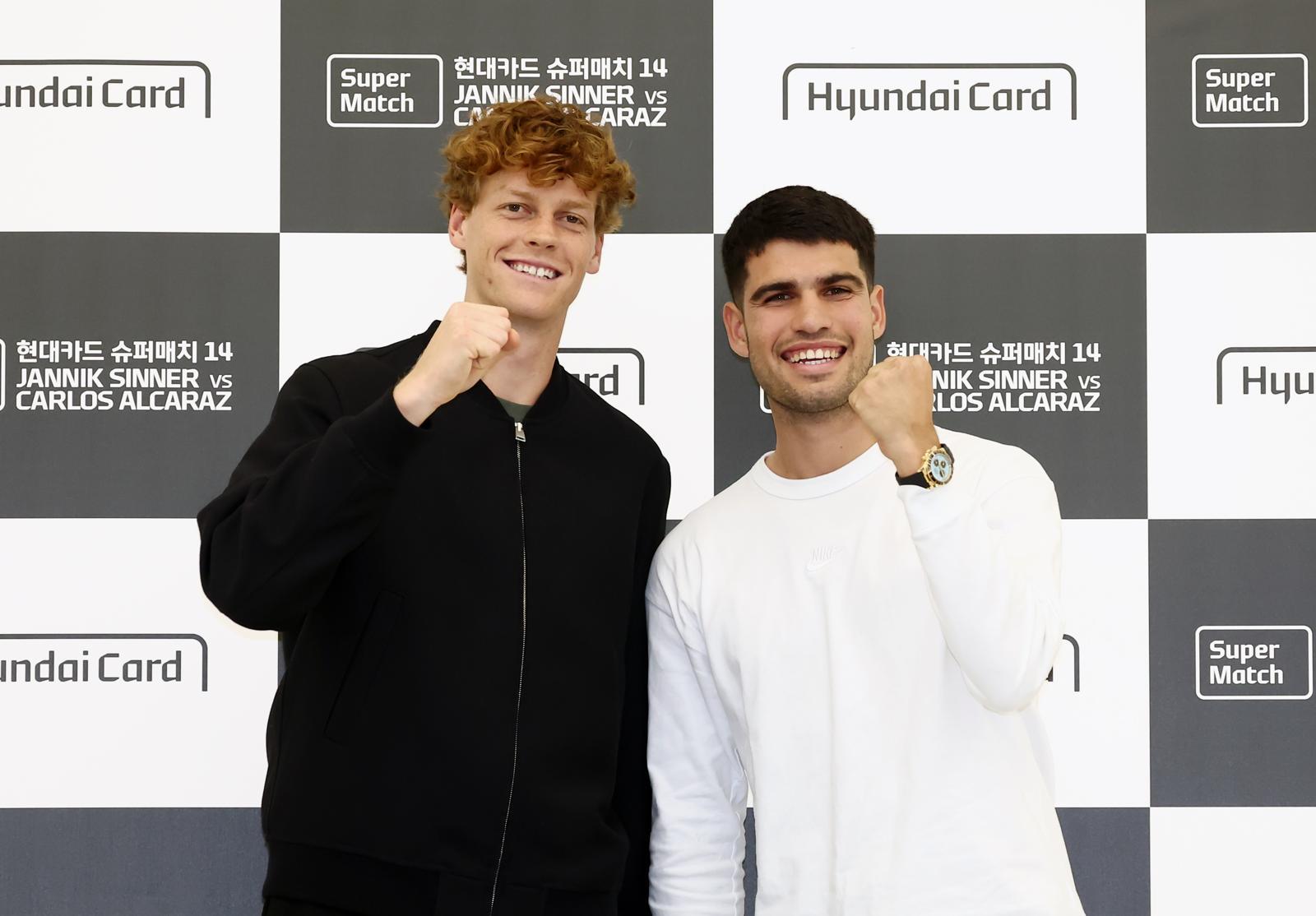 테니스 남자 단식 세계 랭킹 2위 얀니크 신네르(왼쪽)와 1위 카를로스 알카라스가 9일 서울 여의도 현대카드 본사에서 열린 ‘현대카드 슈퍼매치’ 기자회견에서 파이팅을 외치고 있다. 뉴스1
