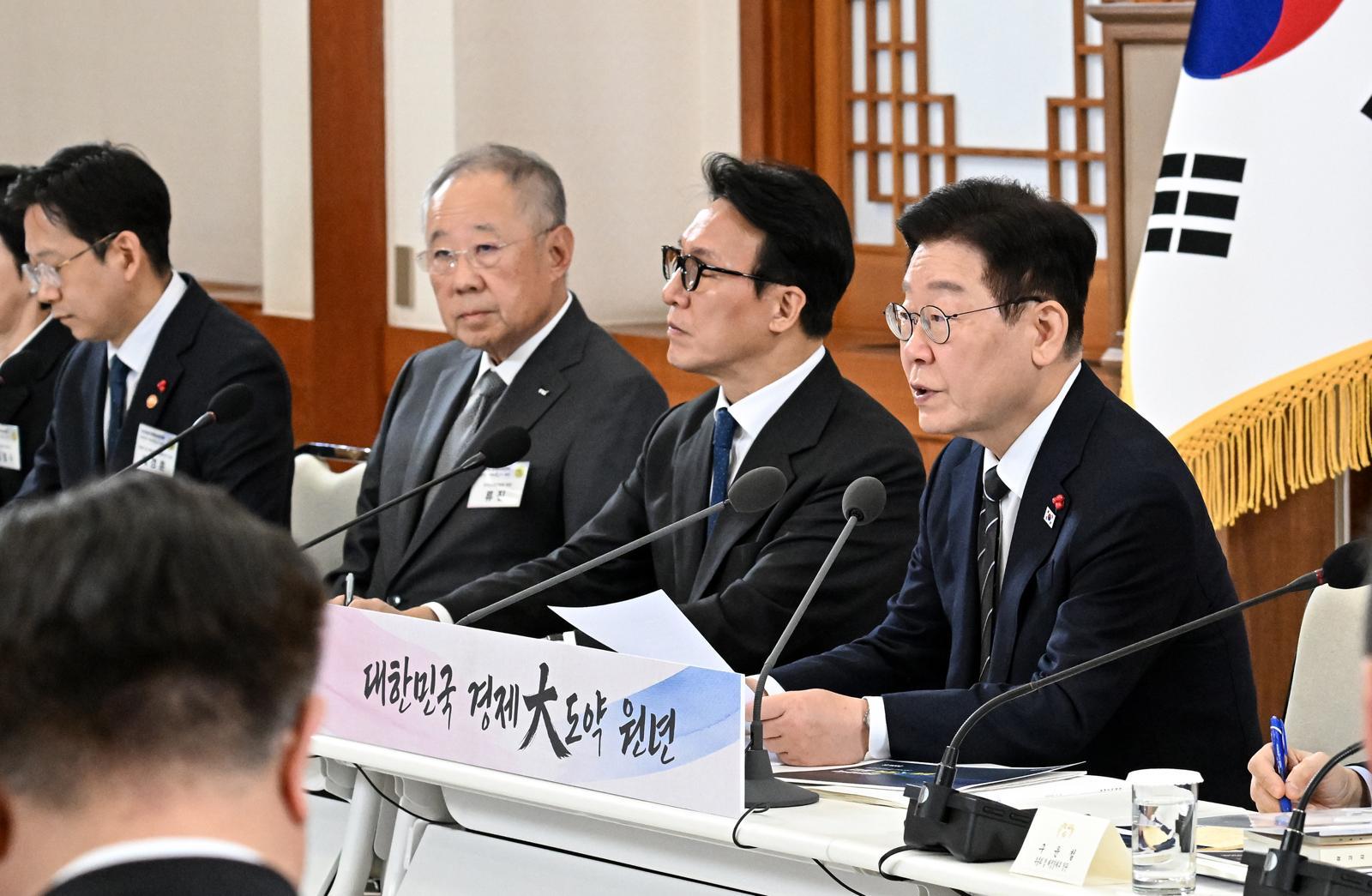 이재명 대통령(오른쪽)이 9일 청와대에서 열린 ‘2026 경제성장전략’ 국민보고회에서 모두발언을 하고 있다. 청와대사진기자단