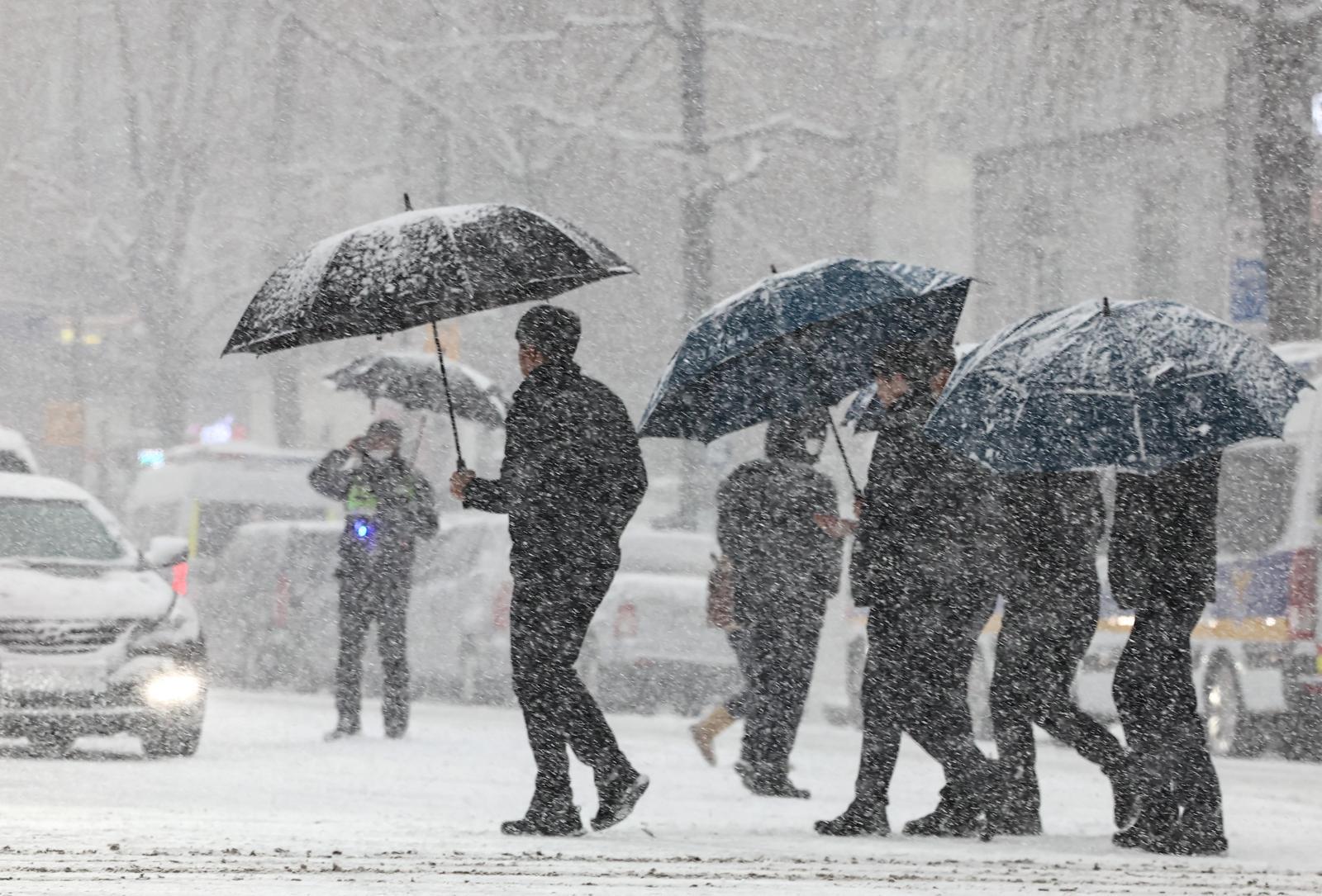 서울 종로구 종각역 인근에서 시민들이 발걸음을 재촉하고 있다. 2025.2.6 뉴스1
