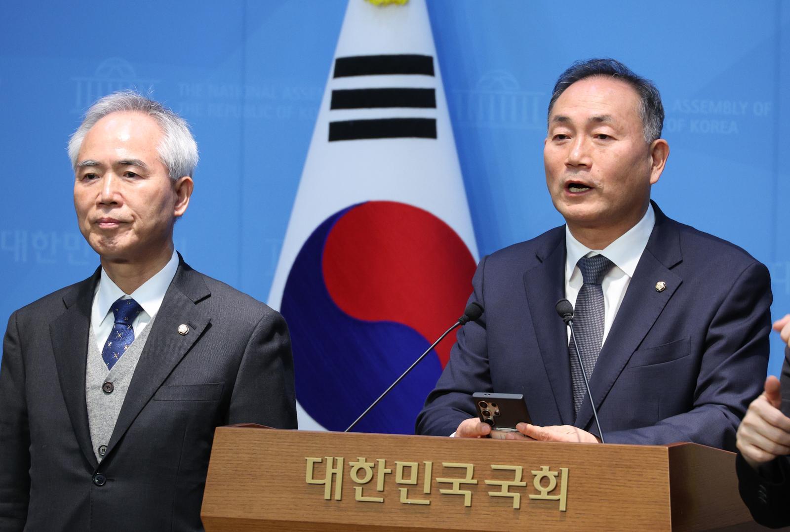 김원이 더불어민주당 전남도당위원장과 양부남 광주시당위원장이 9일 서울 여의도 국회 소통관에서 광주전남 통합 관련 청와대 오찬간담회 브리핑을 하고 있다. 2026.1.9 뉴스1