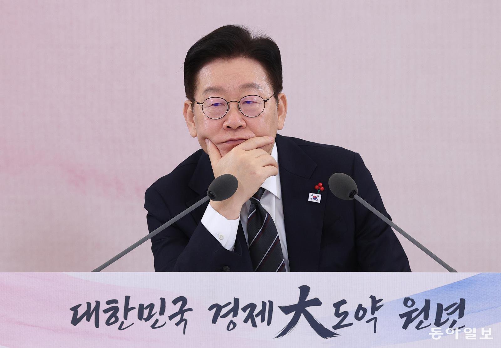 이재명 대통령이 9일 서울 종로구 청와대에서 열린 ‘2026년 경제성장전략’ 국민보고회에서 참석자들의 발언을 경청하고 있다. 송은석 기자 silverstone@donga.com