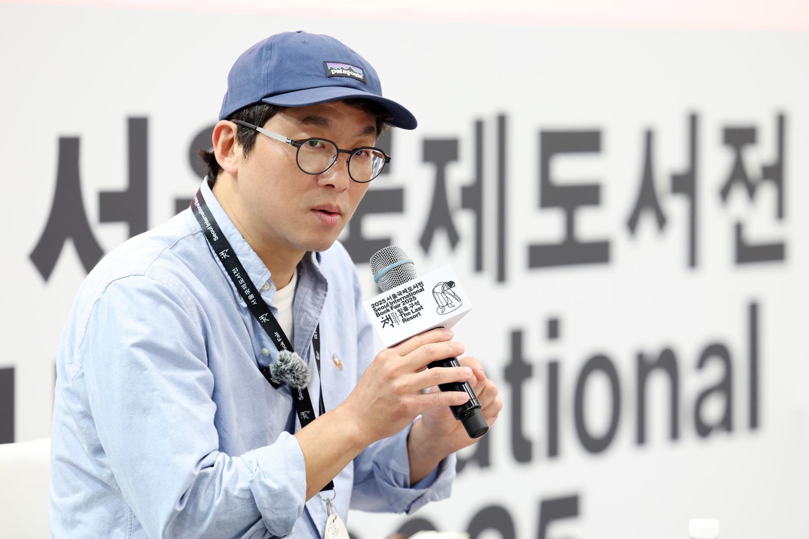 신간 ‘요리를 한다는 것’을 선보이는 최강록 요리사가 18일 서울 강남구 코엑스에서 ‘2025 서울국제도서전’ 프로그램인 책 강연 ‘여름, 첫 책’ 강연을 하고 있다. 2025.06.18 뉴시스