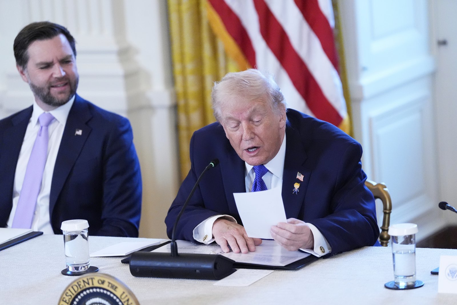 [워싱턴=AP/뉴시스]도널드 트럼프 미 대통령(오른쪽)이 9일(현지시각) 백악관에서 열린 석유기업 대표 간담회에서 발언하고 있다. 2026.1.10.