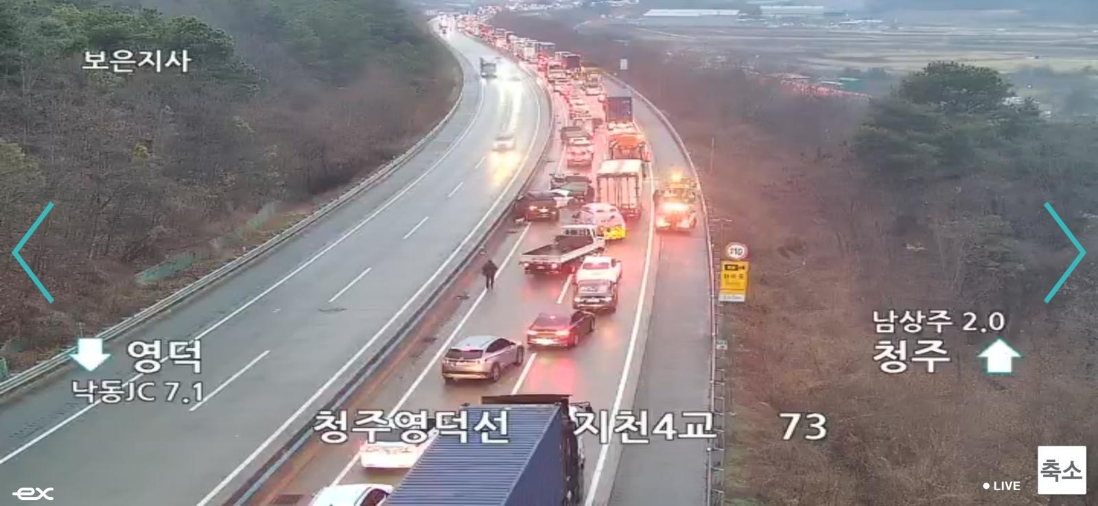 10일 오전 서산영덕고속도로 남상주 부근에서 다중 추돌 사고가 발생해 운전자 등 4명이 숨졌다. (한국도로공사 갈무리)