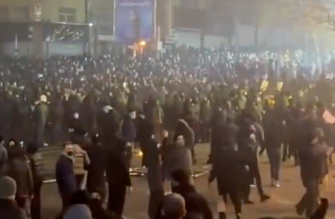 이란 수도 테헤란 거리를 행진하는 시위대. AP=뉴시스