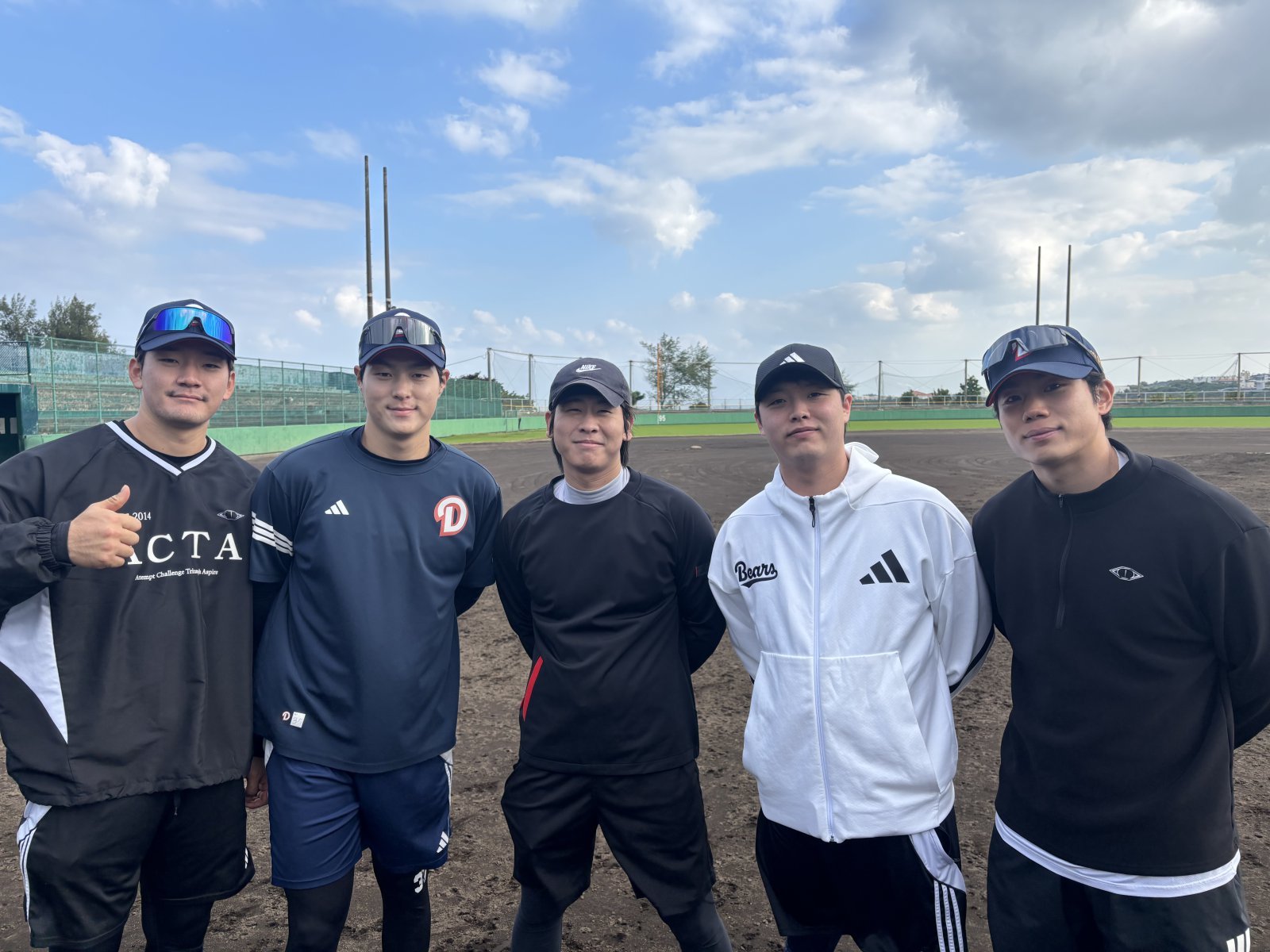 두산 내야수 박찬호(가운데)가 후배들과 함께 일본 오키나와에 미니 훈련 캠프를 차렸다.(두산 베어스 제공)