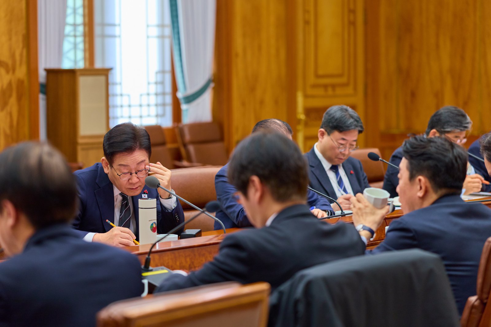 이재명 대통령이 사용하는 텀블러. 텀블러 겉면 그림은 정은혜 작가의 작품으로 알려졌다. (이재명 대통령 인스타그램 갈무리)