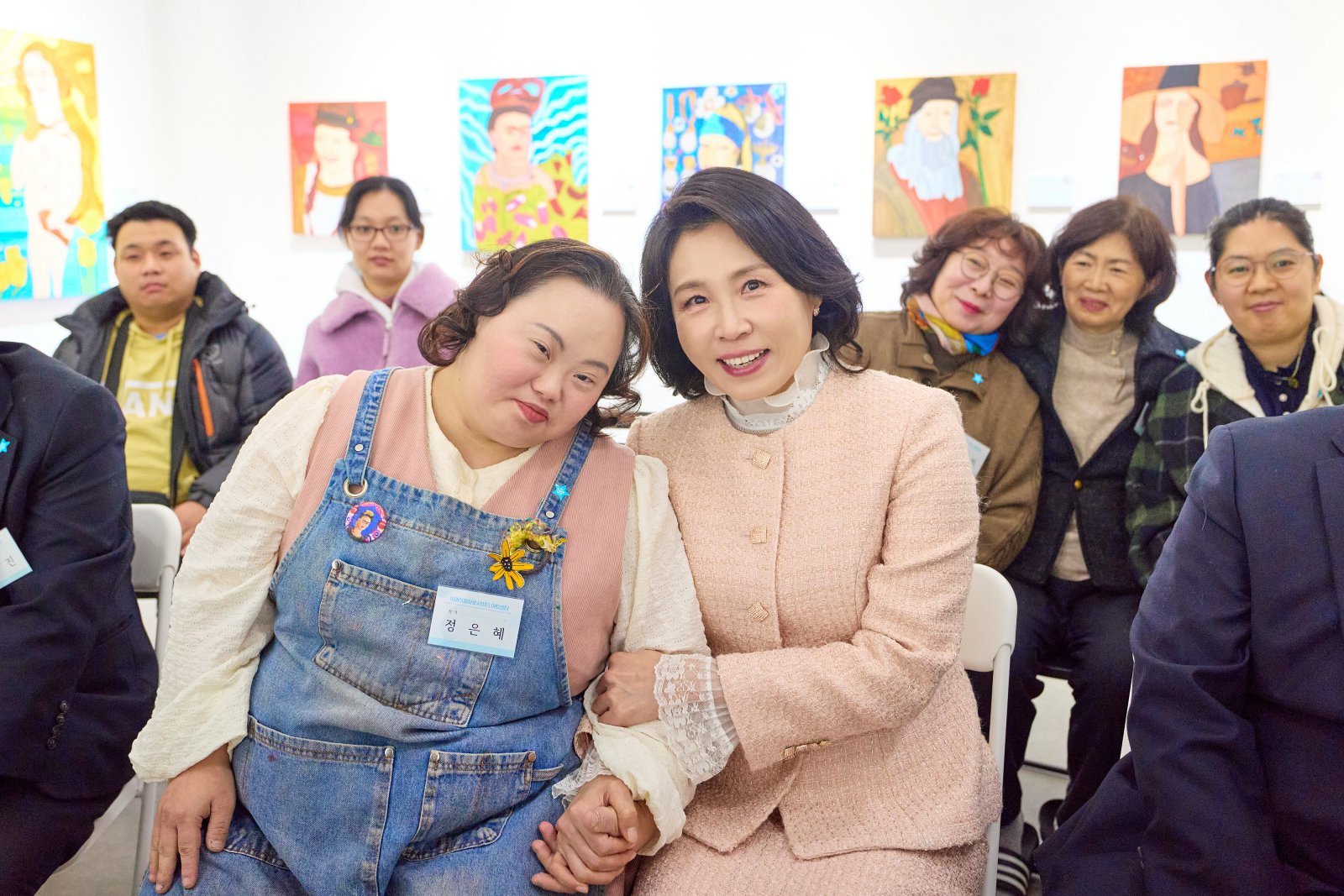 김혜경 여사가 지난 3일 경기도 양평시 어메이징 아웃사이더 아트센터에서 열린 정은혜 작가의 개인전 ‘은혜로운 명화전’을 찾아 정 작가와 기념촬영을 하고 있다. (대통령실 제공) 2025.12.4