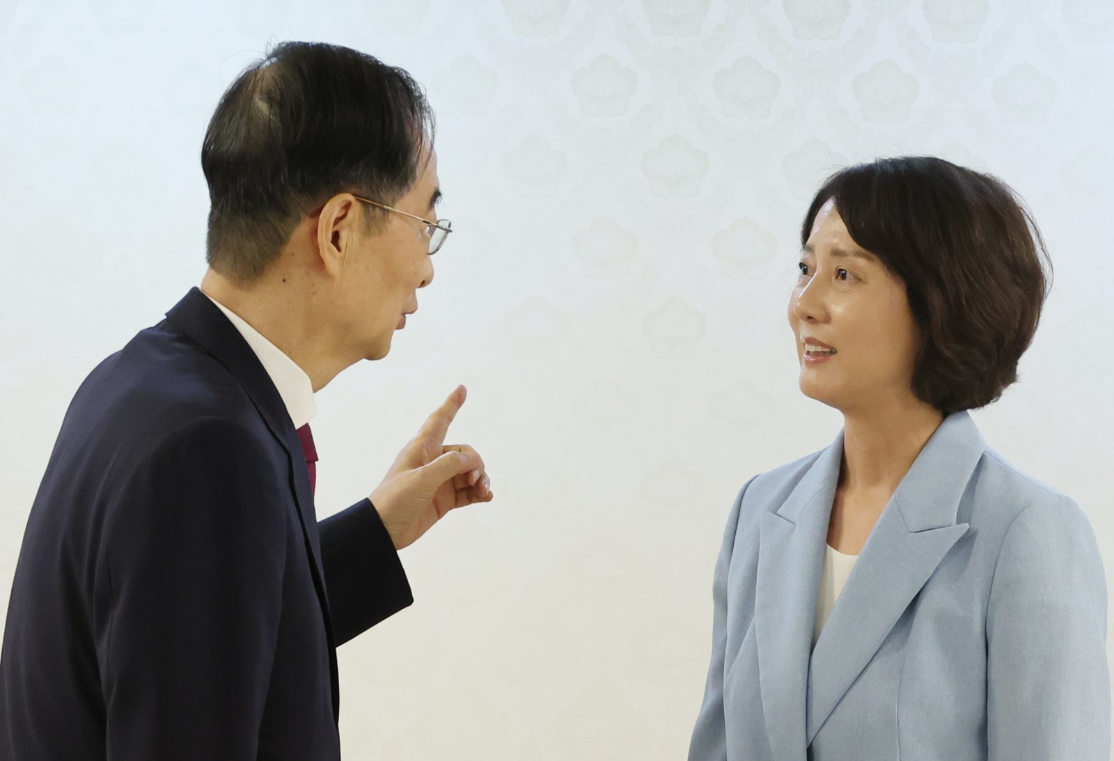 한덕수 국무총리가 19일 오전 서울 종로구 정부서울청사에서 이영(오른쪽) 청년정책조정위원회 민간 부위원장에게 위촉장을 수여한 후 대화하고 있다. 2024.09.19 [서울=뉴시스]