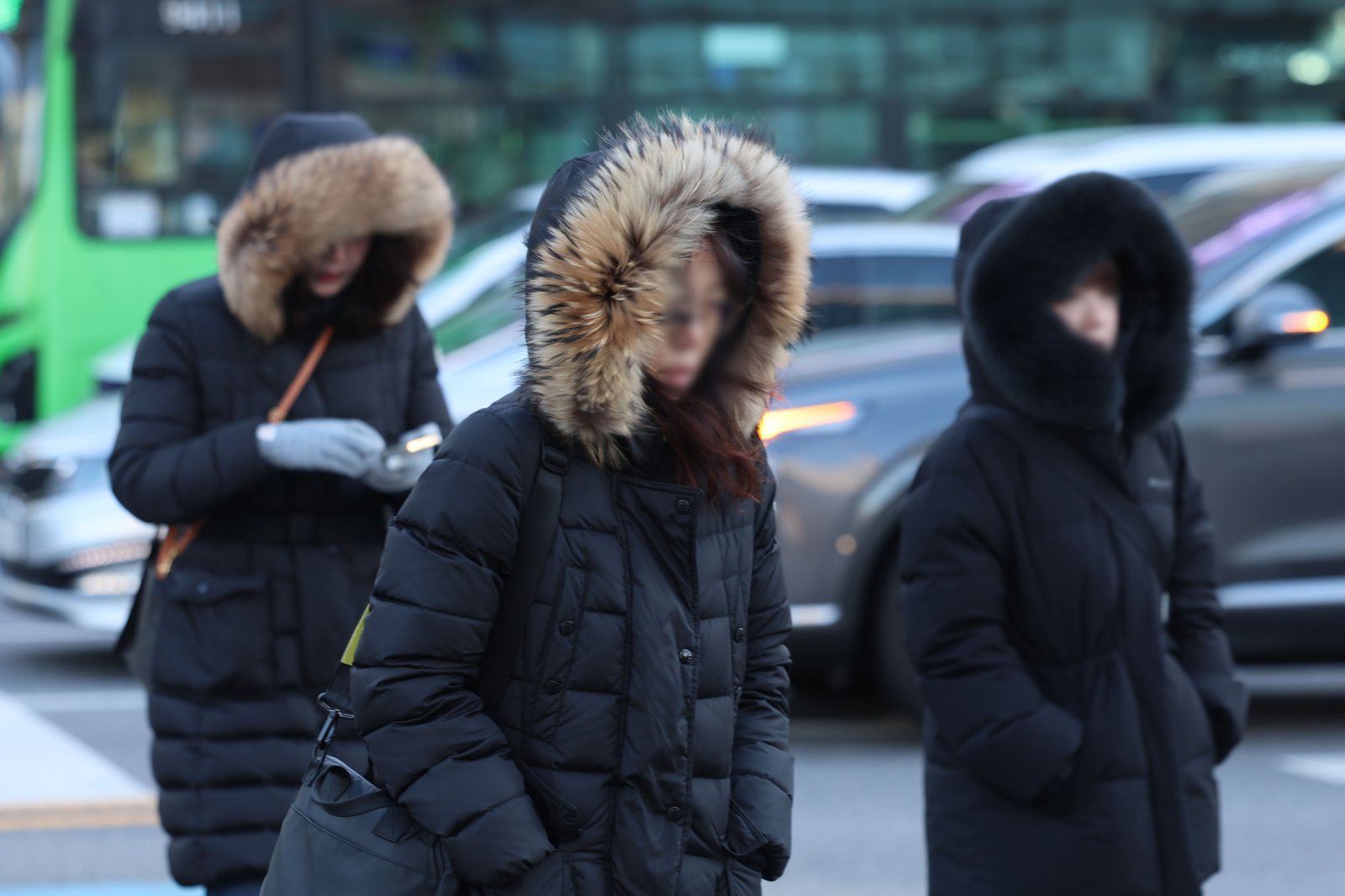 영하권 강추위가 찾아온 8일 서울 종로구 광화문네거리에서 시민들이 모자를 쓰고 이동하고 있다. 2026.01.08 [서울=뉴시스]