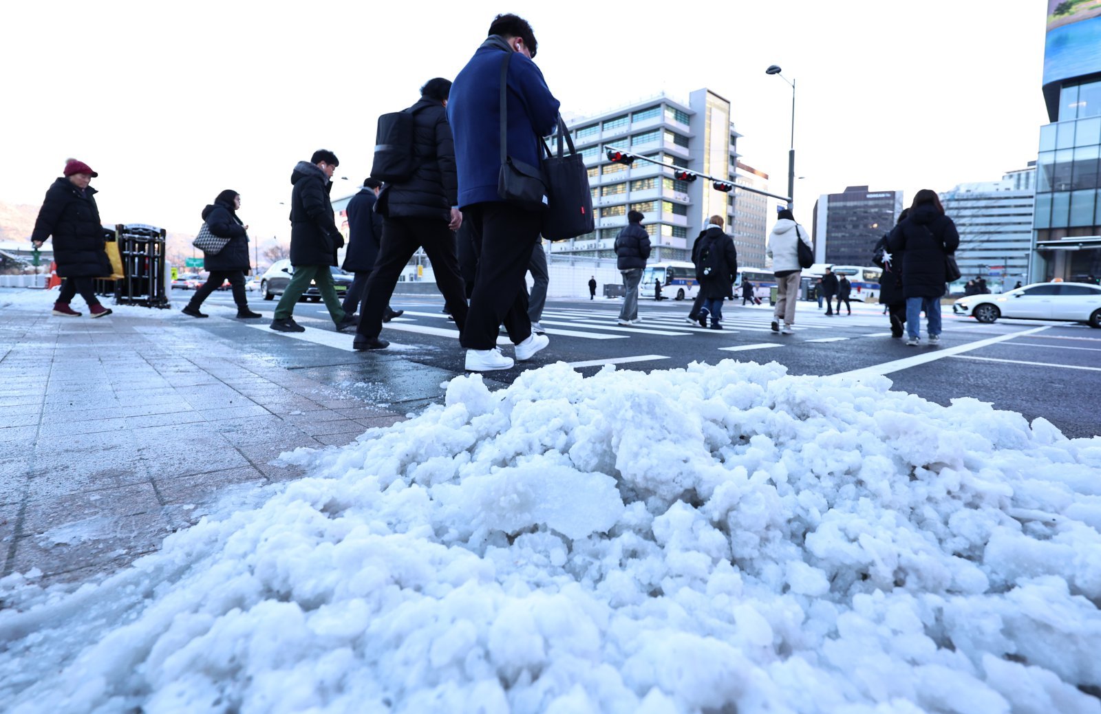 서울 광화문역 일대에서 시민들이 출근길 발걸음을 옮기고 있다. 뉴스1