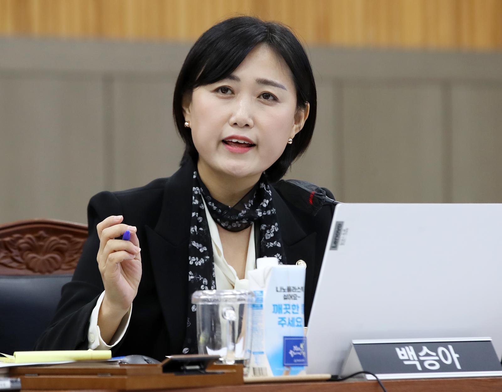 與 “내란법정서 尹 웃고 졸고…재판이 ‘봉숭아 학당’으로 전락”