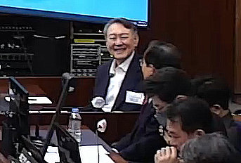 윤석열 전 대통령이 9일 서울 서초구 서울중앙지방법원에서 열린 내란 우두머리 혐의 1심 결심 공판에서 미소를 짓고 있다. (서울중앙지방법원 제공 영상 캡쳐) 2026.1.9. 뉴스1