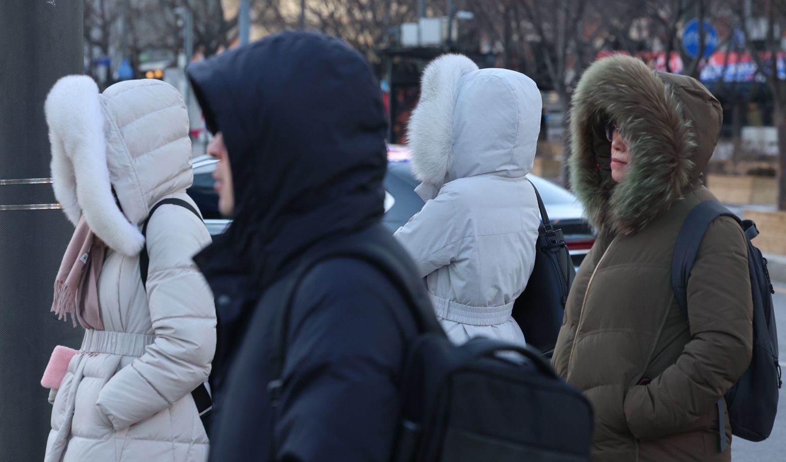 영하권 강추위가 찾아온 8일 서울 종로구 광화문네거리에서 시민들이 모자를 쓰고 신호를 기다리고 있다. 2026.01.08. [서울=뉴시스]