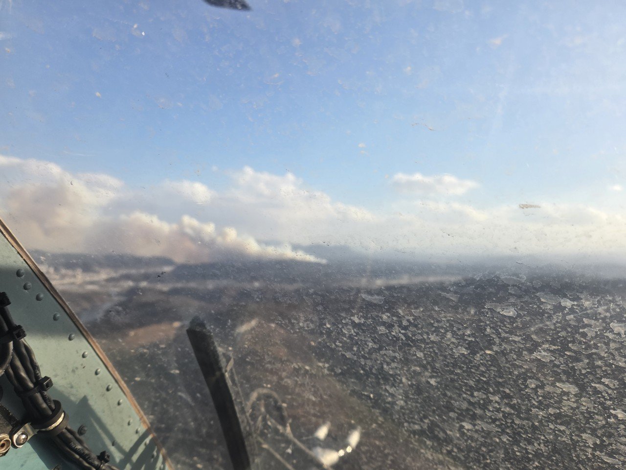 10일 오후 경북 의성군 의성읍 비봉리의 한 야산에서 불이 나 당국이 진화하고 있다. 경북소방본부 제공
