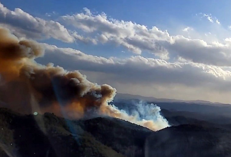 10일 경북 의성군 비봉리의 한 야산에서 불이 나 산림·소방 당국이 헬기 등을 투입해 진화 작업을 벌이고 있다. 산불이 발생한 현장에는 초속 4.7m의 비교적 강한 바람이 불고 있어 진화의 어려움을 겪고 있다. 2026.1.10/경북소방본부 제공