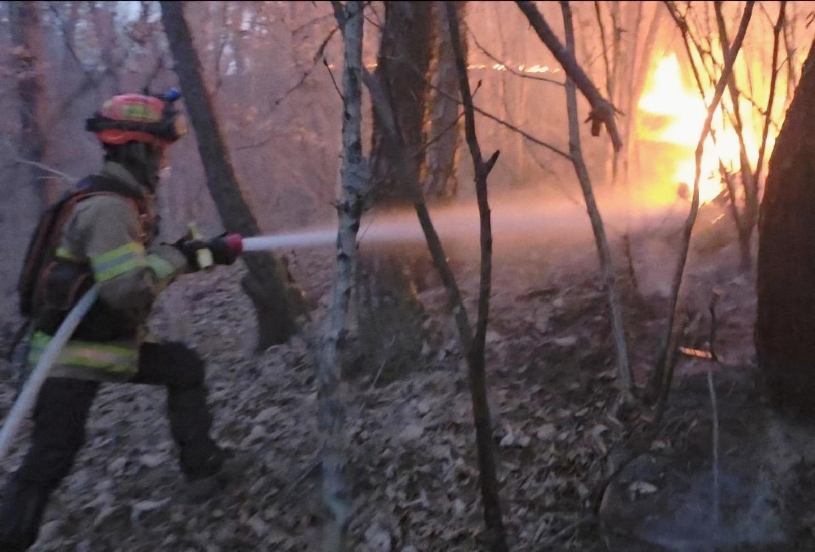 10일 오후 3시 14분쯤 경북 의성군 의성읍 비봉리의 한 야산에서 대형 산불이 발생해 소방 당국이 대응2단계를 발령하고 진화에 나서고 있다.  경북소방안전본부 제공