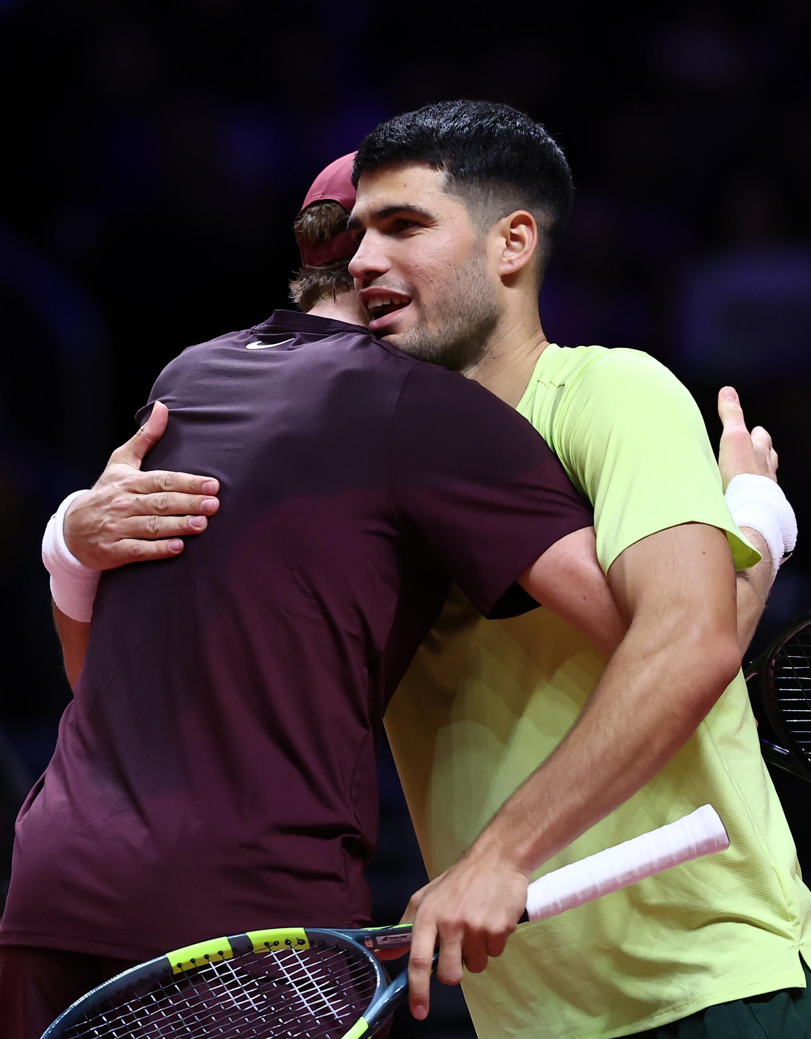 카를로스 알카라스가 10일 오후 인천 중구 인스파이어 아레나에서 열린 현대카드 슈퍼매치 14 얀니크 신네르와의 경기에서 승리한 뒤 포옹하고 있다. 2026.1.10/뉴스1