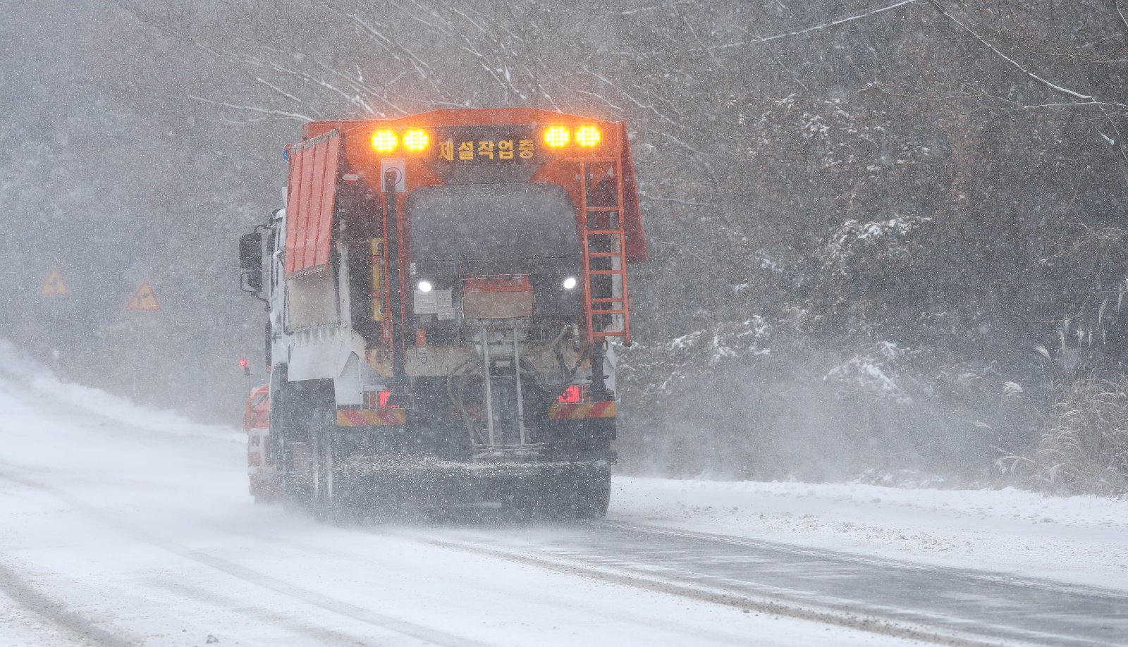 제주도 산지에 대설특보가 발효된 2일 오전 제주시 노형동 어승생 삼거리 인근 도로에서 제설차가 눈을 치우고 있다. 2026.01.02. 뉴시스