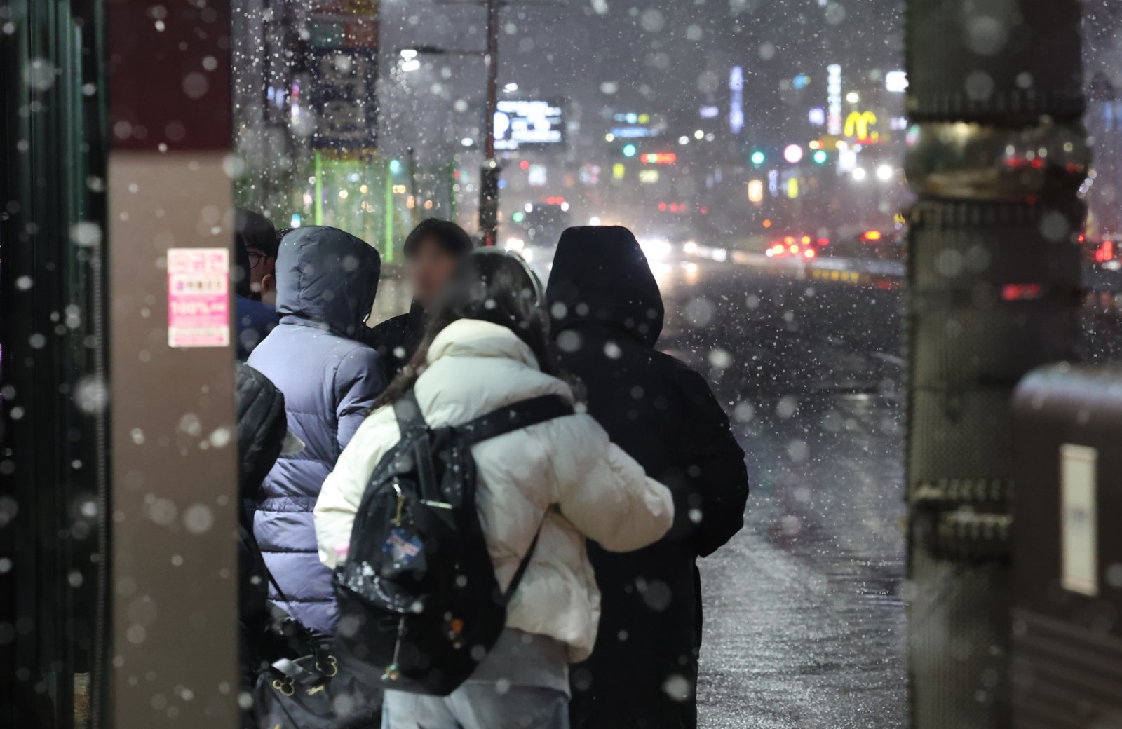 서울 전역을 포함한 수도권에 대설주의보가 내려진 4일 오후 경기 화성시 송화초등학교 인근 경기대로에 많은 눈이 내리고 있다. 2025.12.4/뉴스1