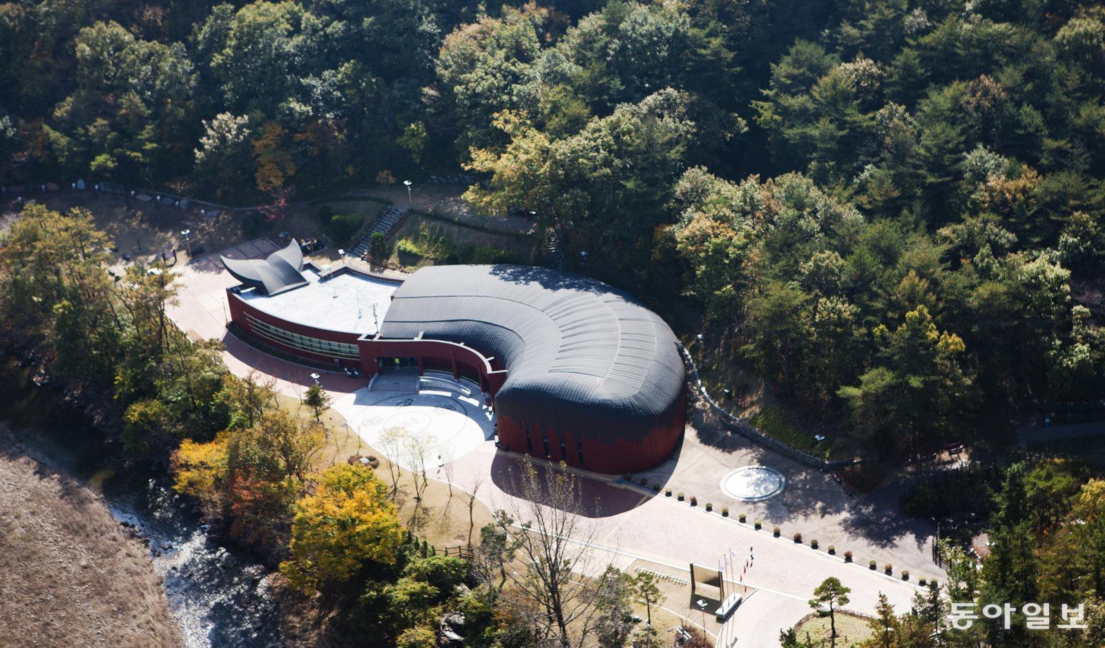 울산암각화박물관 전경. ‘반구천의 암각화’가 유네스코 세계유산 등재 이후 암각화박물관을 찾는 관람객이 크게  늘어나고 있다. 울산시 제공
