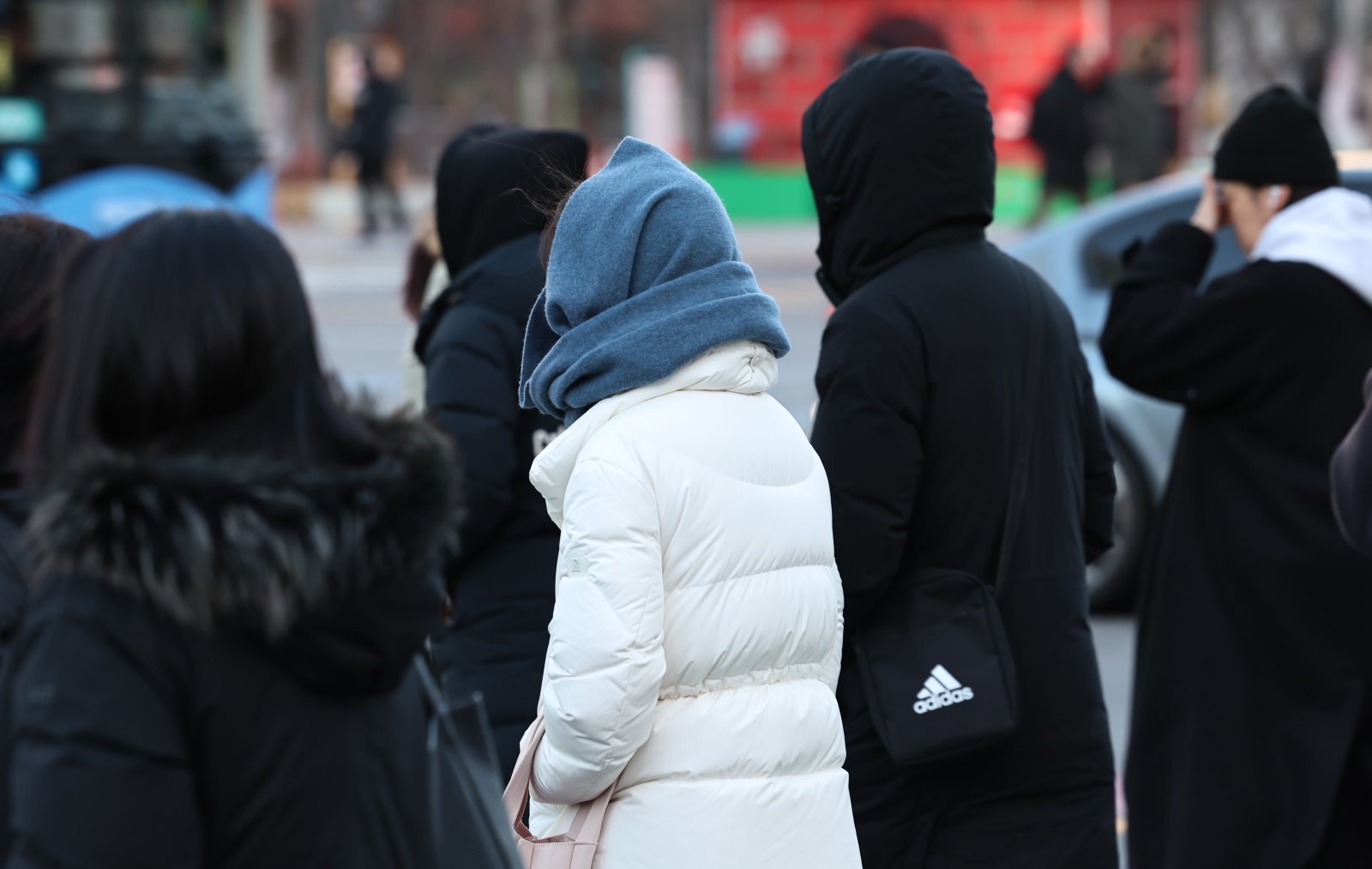 새해 들어 가장 강한 추위가 찾아온 지난 8일 오전 서울 광화문네거리에서 두꺼운 옷을 입은 시민들이 출근길 발걸음을 옮기고 있다. 2026.1.8/뉴스1