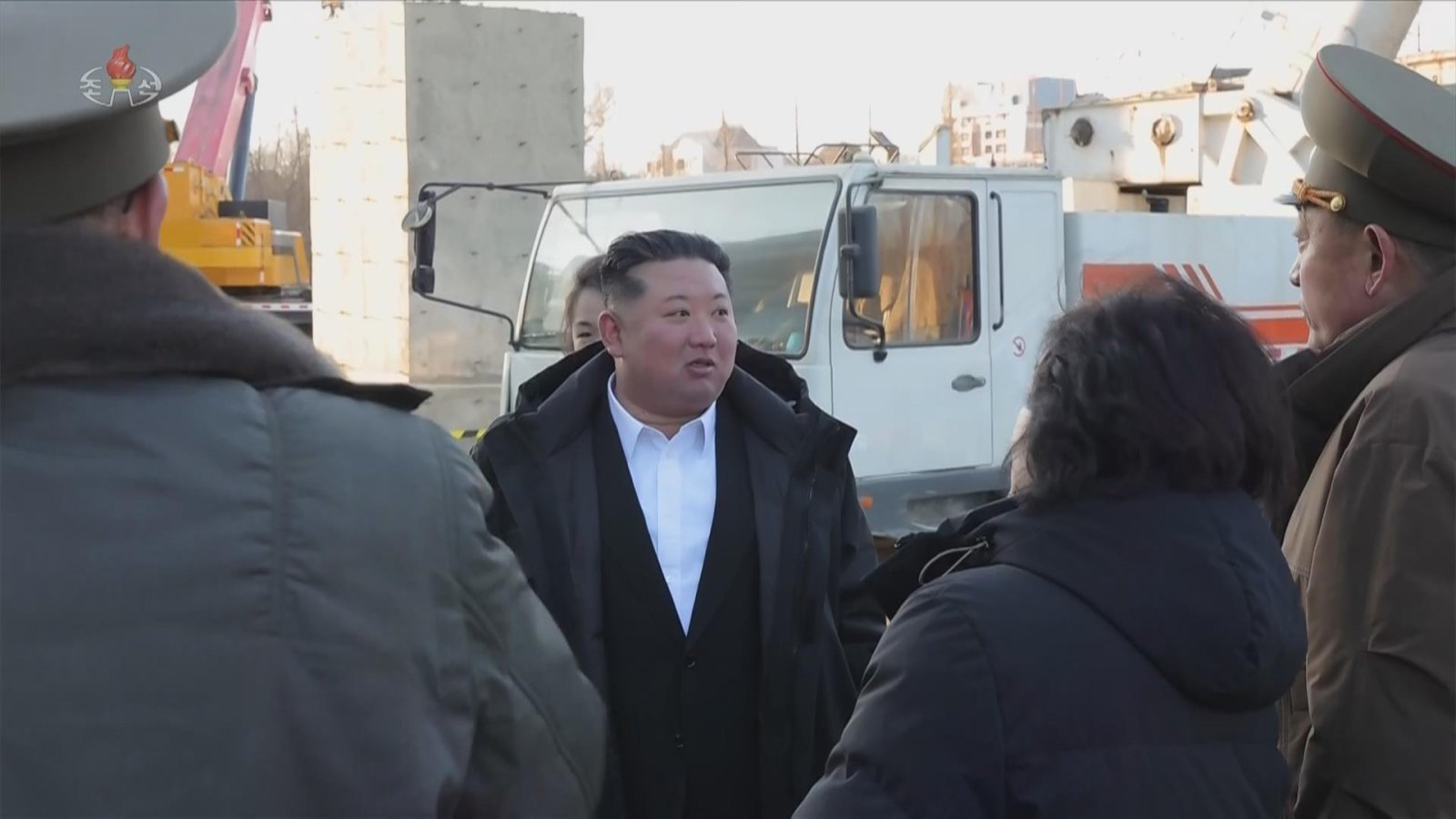 북한 조선중앙TV는 김정은 국무위원장이 지난 5일 당 및 정부 지도간부들과 함께 해외군사작전 전투위훈기념관 건설장을 찾았다고 6일 보도했다. 이 자리에는 부인 리설주와 딸 주애가 동행했다. (사진=조선중앙TV 캡처) 2026.01.06. 뉴시스