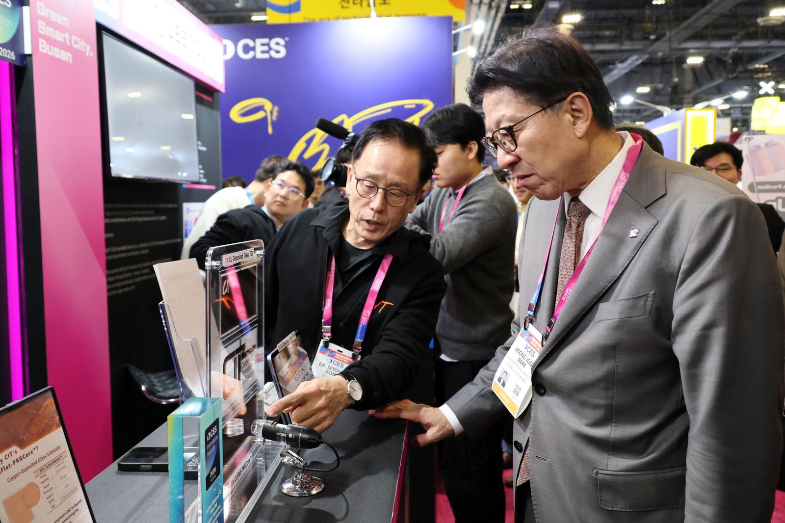 7일 미국 라스베이거스에서 열린 ‘CES 2026’ 행사에서 박형준 부산시장(오른쪽)이 ‘통합부산관’을 찾아 기업 관계자로부터 제품 설명을 듣고 있다. 부산시는 6~9일 열린 이번 행사에서 지역 혁신기업 28곳의 차세대 주력 제품을 홍보하고 글로벌 시장 진출을 지원했다. 부산시 제공