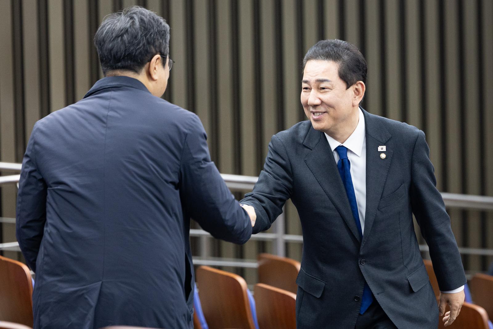 원내대표직 사퇴 의사를 밝힌 김병기 더불어민주당 원내대표가 지난해 12월 30일 서울 여의도 국회에서 열린 비공개 의원총회에 참석해 의원들과 인사하고 있다. 2025.12.30/뉴스1