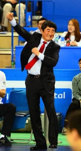 2014년 삼성화재의 우승을 이끈 신치용 감독이 기쁨의 세리머니를 하고 있다. 동아일보 DB