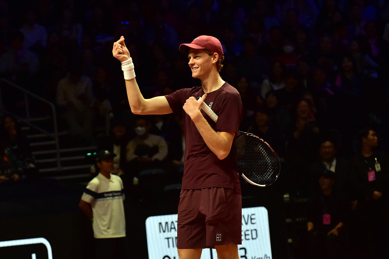 서브를 준비하던 도중 관중석에서 “신네르, 아이 러브 유(I love you)”라는 외침이 들리자 팬을 향해 웃으며 ‘손하트’를 날린 신네르. 세마스포츠마케팅 제공