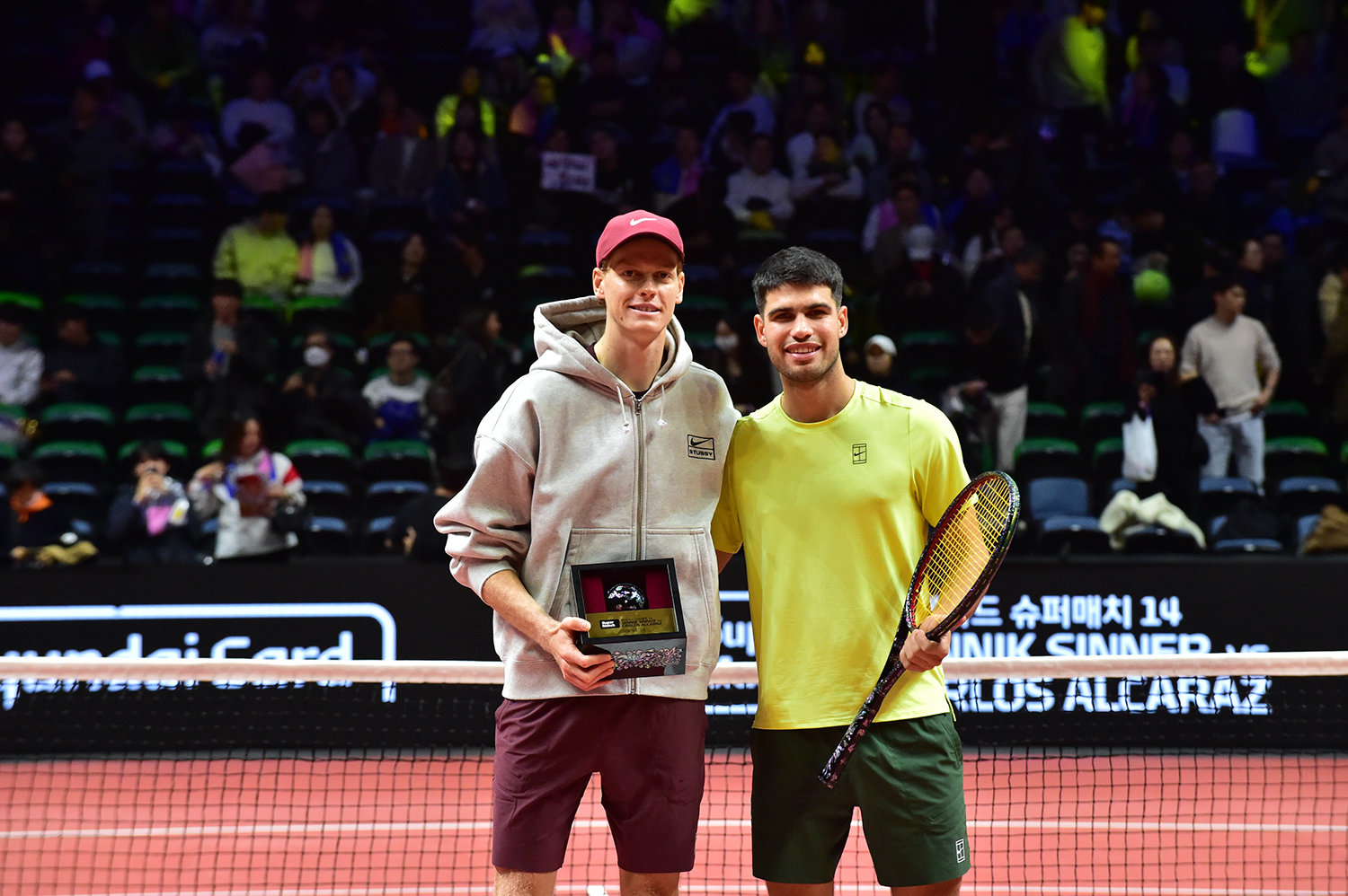 알카라스와 신네르는 경기 후 나전공예로 만든 라켓과 공을 기념 부상으로 받았다. 세마스포츠마케팅 제공