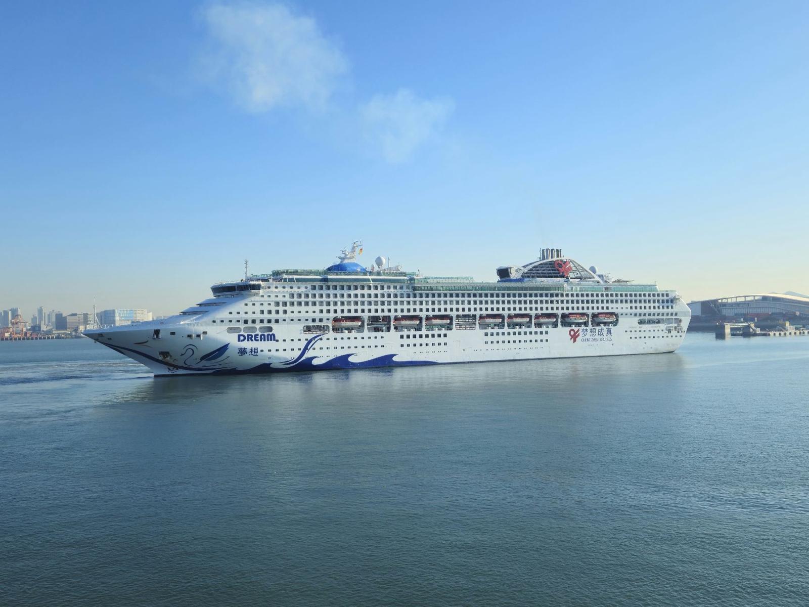 6일 중국 천진동방국제크루즈사의 7만7000t급 ‘드림호’가 인천항 크루즈터미널에 접안하고 있다. 올해 인천항에는 60여 척에 이르는 크루즈가 입항을 예약한 상태다. 인천항만공사 제공