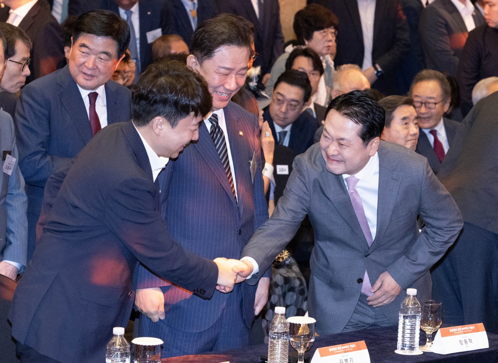 장동혁 국민의힘 대표와 이준석(왼쪽) 개혁신당 대표가 17일 오전 서울 중구 롯데호텔에서 열린 중앙일보 창간60주년 기념식에서 인사를 하고 있다. 2025.09.17. 뉴시스