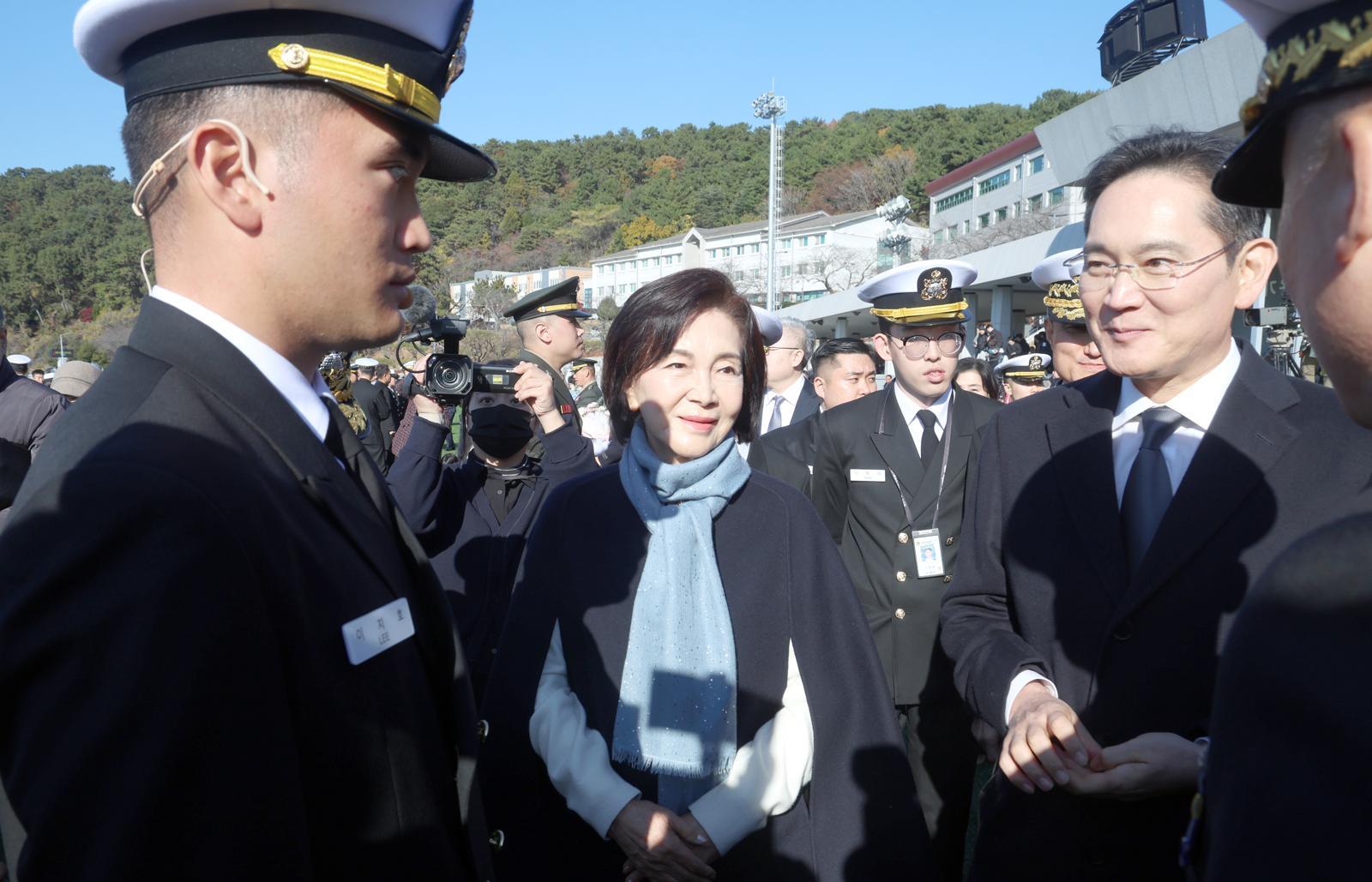 이재용 삼성전자 회장과 홍라희 삼성미술관 리움 명예관장이 28일 경남 창원시 진해구 해군사관학교 연병장에서 열린 제139기 해군·해병대 사관후보생 수료 및 임관식에서  아들 이지호 소위를 바라보고 있다. (공동취재) 2025.11.28/뉴스1