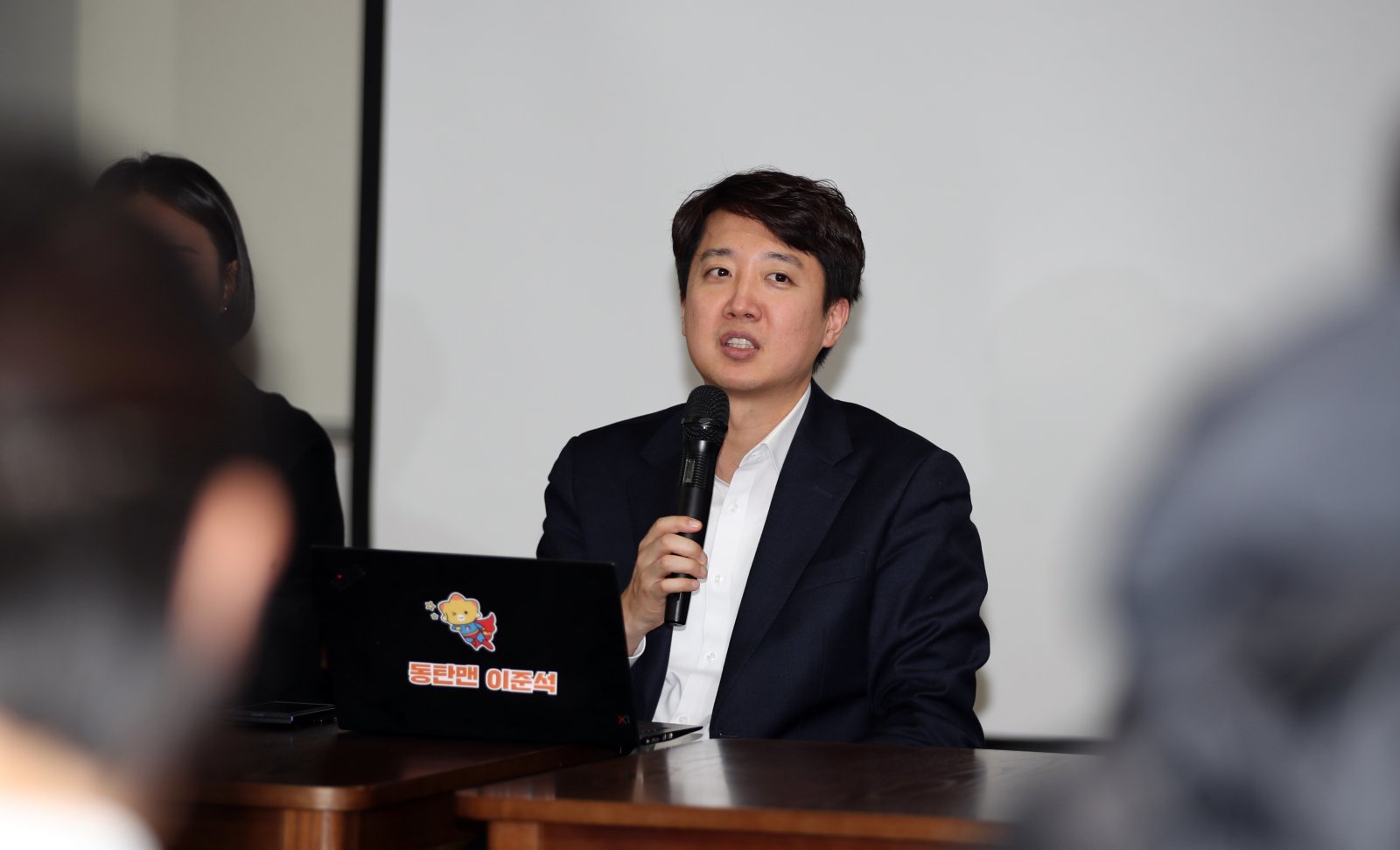 지난해 12월 31일 오후 제주시 제주청년센터에서 이준석 개혁신당 대표가 청년들과의 라운드테이블에서 질의응답을 하고 있다. 2025.12.31/뉴스1