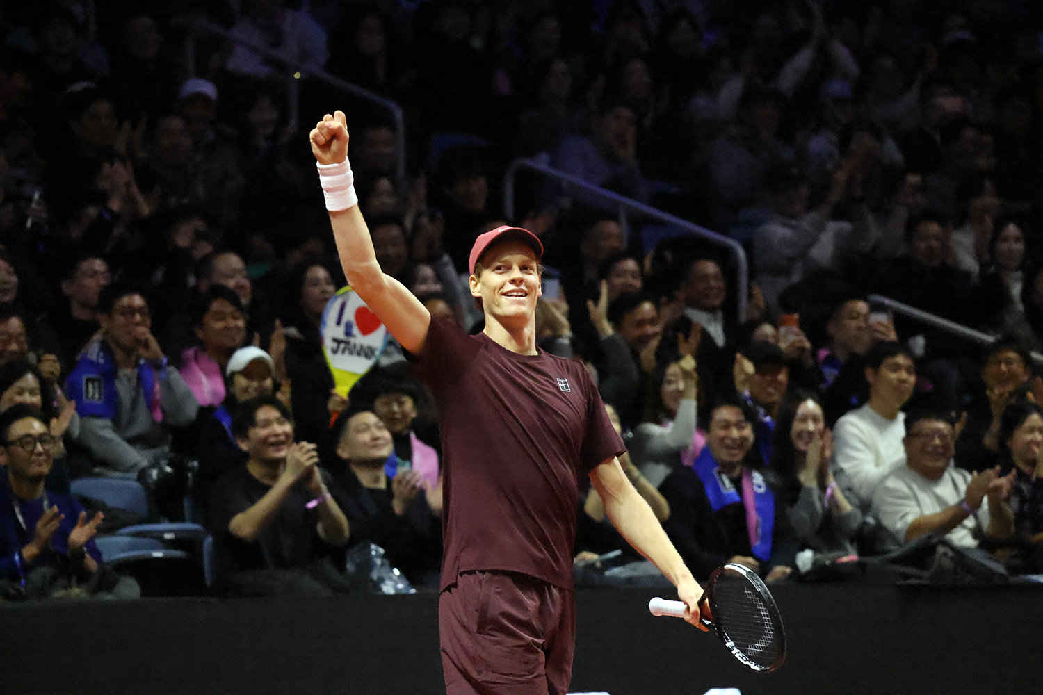 평소 투어 무대에서 ‘정석’에 가까운 무결점 경기로 ‘AI’ 같다는 놀림을 받기도 하는 얀니크 신네르는 10일 인천 인스파이어 아레나에서 열린 현대카드 슈퍼매치에서만큼은 누구보다 ‘인간미’ 있게 팬들의 응원 한 마디 한 마디에 적극적으로 애정을 표현했다. 세마스포츠마케팅 제공