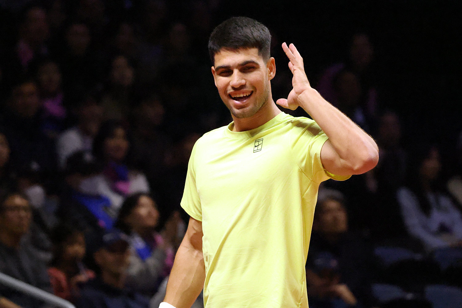 포인트를 낸 뒤 관중들의 환호를 유도하고 있는 카를로스 알카라스.  세마스포츠마케팅 제공