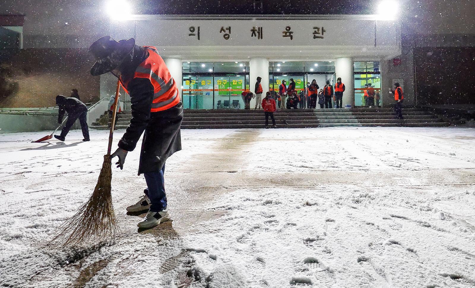 10일 오후 3시 14분께 경북 의성군 비봉리 야산에서 발생한 불로 인해 인근 주민들이 의성체육관으로 대피한 가운데 자원봉사자들이 제설작업을 벌이고 있다. 산림청 중앙산림재난상황실은 저녁 6시 30분 주불진화를 완료했다고 밝혔다. 2026.01.10. 뉴시스