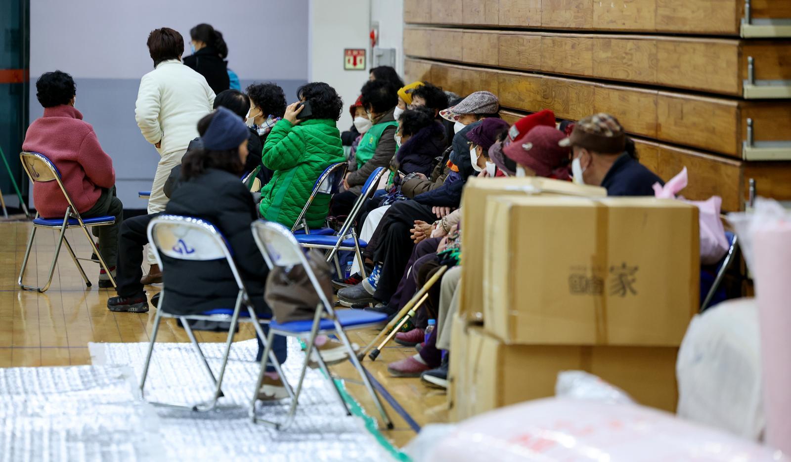 10일 오후 3시 14분께 경북 의성군 비봉리 야산에서 발생한 불로 인해 인근 주민들이 의성체육관으로 대피해 있다. 산림청 중앙산림재난상황실은 저녁 6시 30분 주불진화를 완료했다고 밝혔다. 2026.01.10. 뉴시스