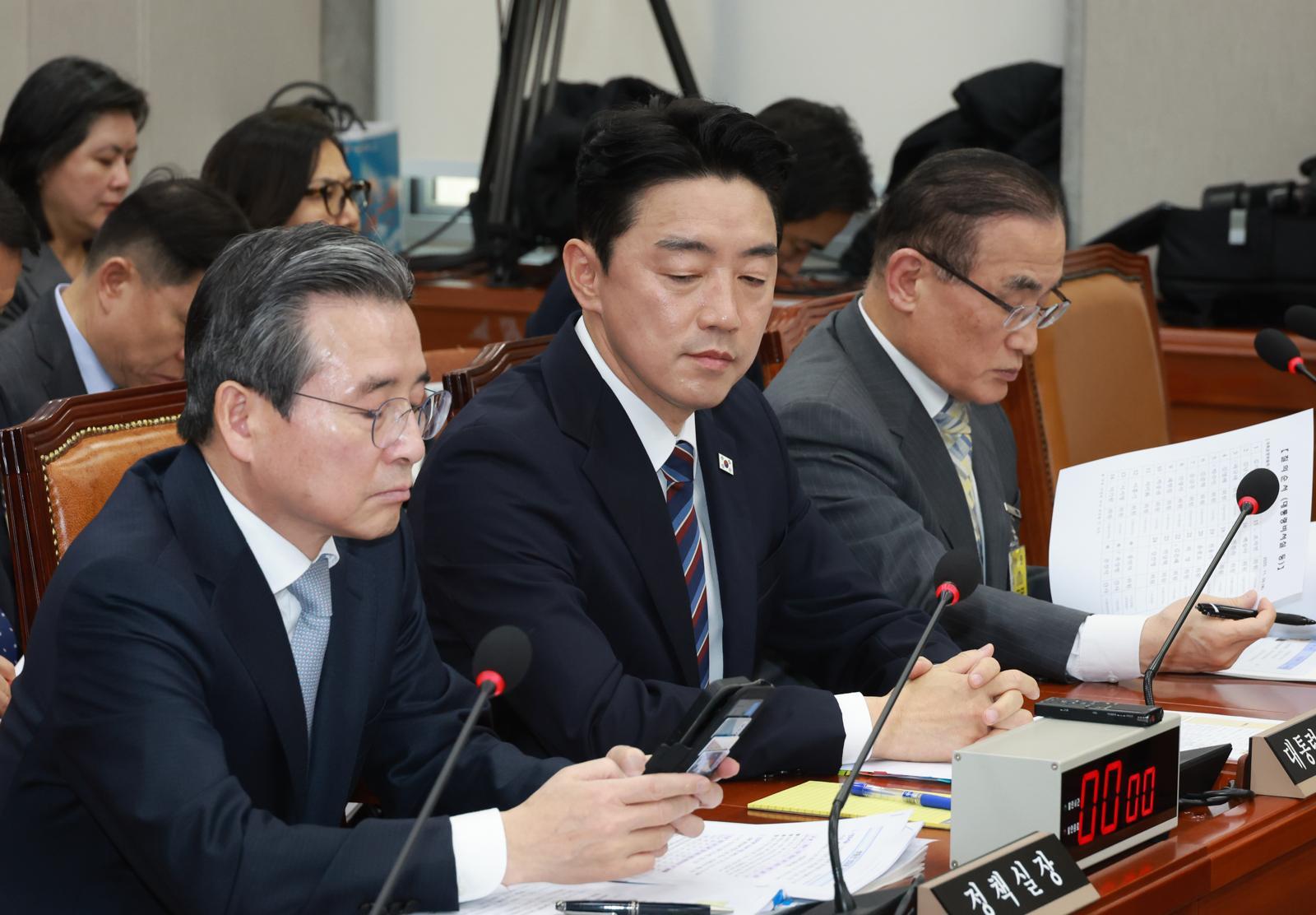 김용범 대통령실 정책실장과 강훈식 비서실장, 위성락 국가안보실장 등 증인들이 6일 서울 여의도 국회에서 열린 운영위원회의 대통령비서실 등 국정감사에 출석하고 있다. 2025.11.06. 뉴시스