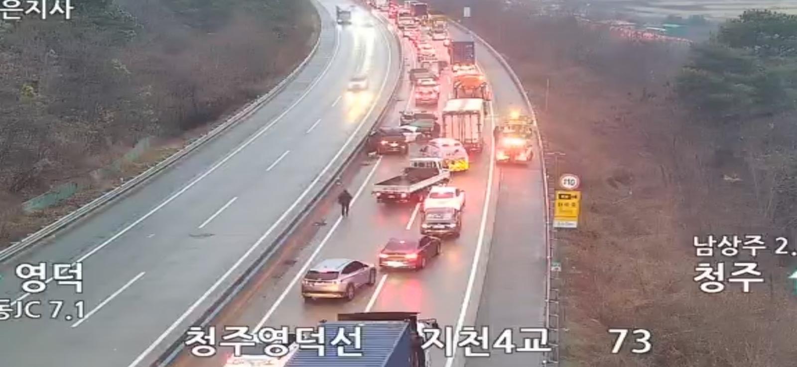 사고 당시 한국도로공사 폐쇄회로(CC)TV에 찍힌 다중추돌 장면. 한국도로공사 CCTV 캡처