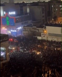 이란 테헤란에서 경제난에 항의하는 반정부 시위대가 거리를 행진하는 모습. (출처=엑스(X))