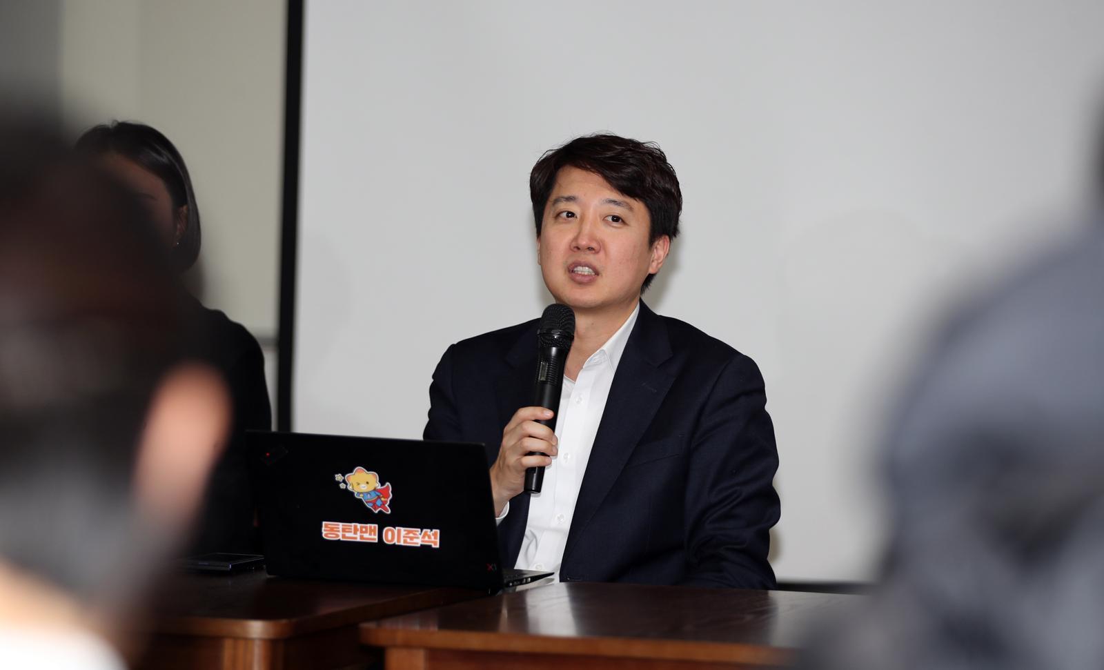 지난해 12월 31일 오후 제주시 제주청년센터에서 이준석 개혁신당 대표가 청년들과의 라운드테이블에서 질의응답을 하고 있다. 2025.12.31/뉴스1 ⓒ News1 고동명 기자