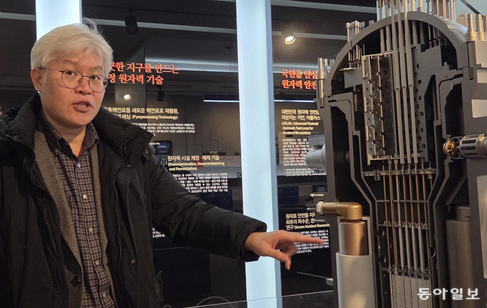 지난달 대전 한국원자력연구원 본원에서 권혁 경수형SMR원자로기술개발부장이 소형모듈원자로(SMR) 모형 앞에서 작동 원리를 설명하고 있다. 
대전=이병구 동아사이언스 기자 2bottle9@donga.com
