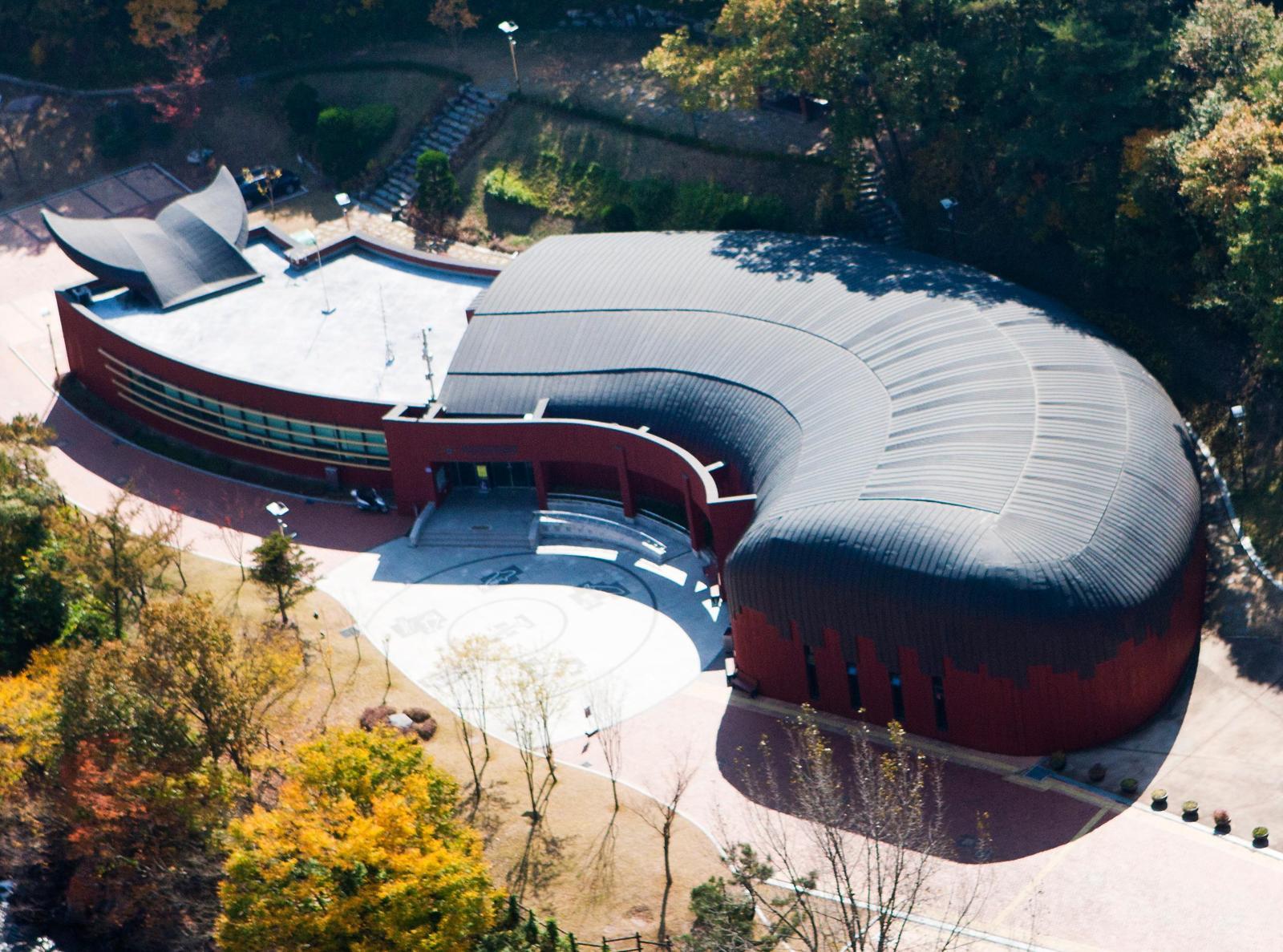 울산암각화박물관 전경. ‘반구천의 암각화’가 유네스코 세계유산에 등재된 후 암각화박물관을 찾는 관람객이 크게  늘어나고 있다. 울산시 제공